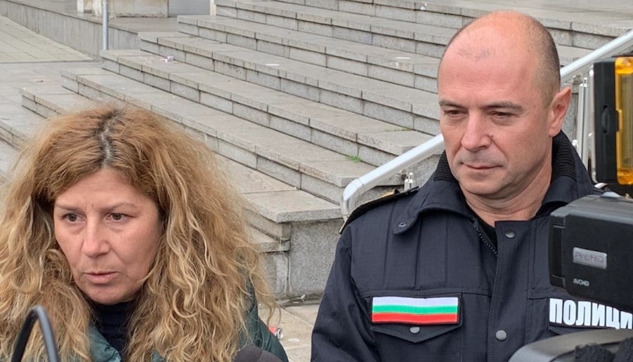 В Бургаско заловиха група нелегални мигранти превозвани в линейка Задържани са 14